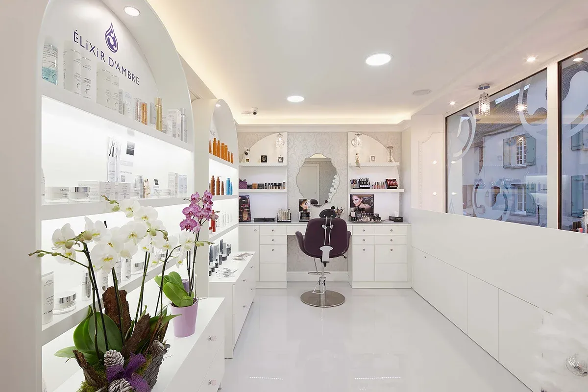 L'espace beauté de l'institut, ses étagères de soins et son fauteuil de maquillage