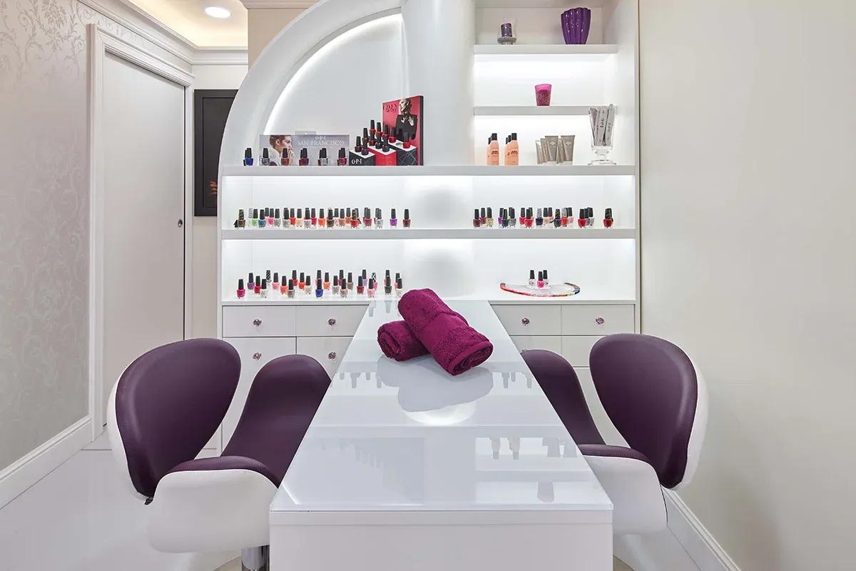 L'espace onglerie, sa table de manucure et son présentoir de vernis